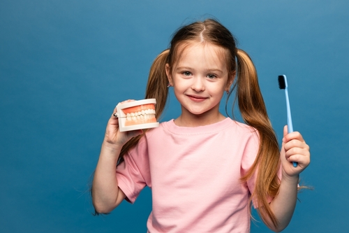 Dentifrici naturali per bambini: cosa sapere prima di acquistarli